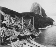 	Um peda�o do Morro do Penedo, Morro da Urca e o P�o de A��car	