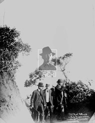 	Senhor Root, Senhor Nabuco e o Ministro da Via��o e Obras P�blicas subindo o alto do Corcovado	